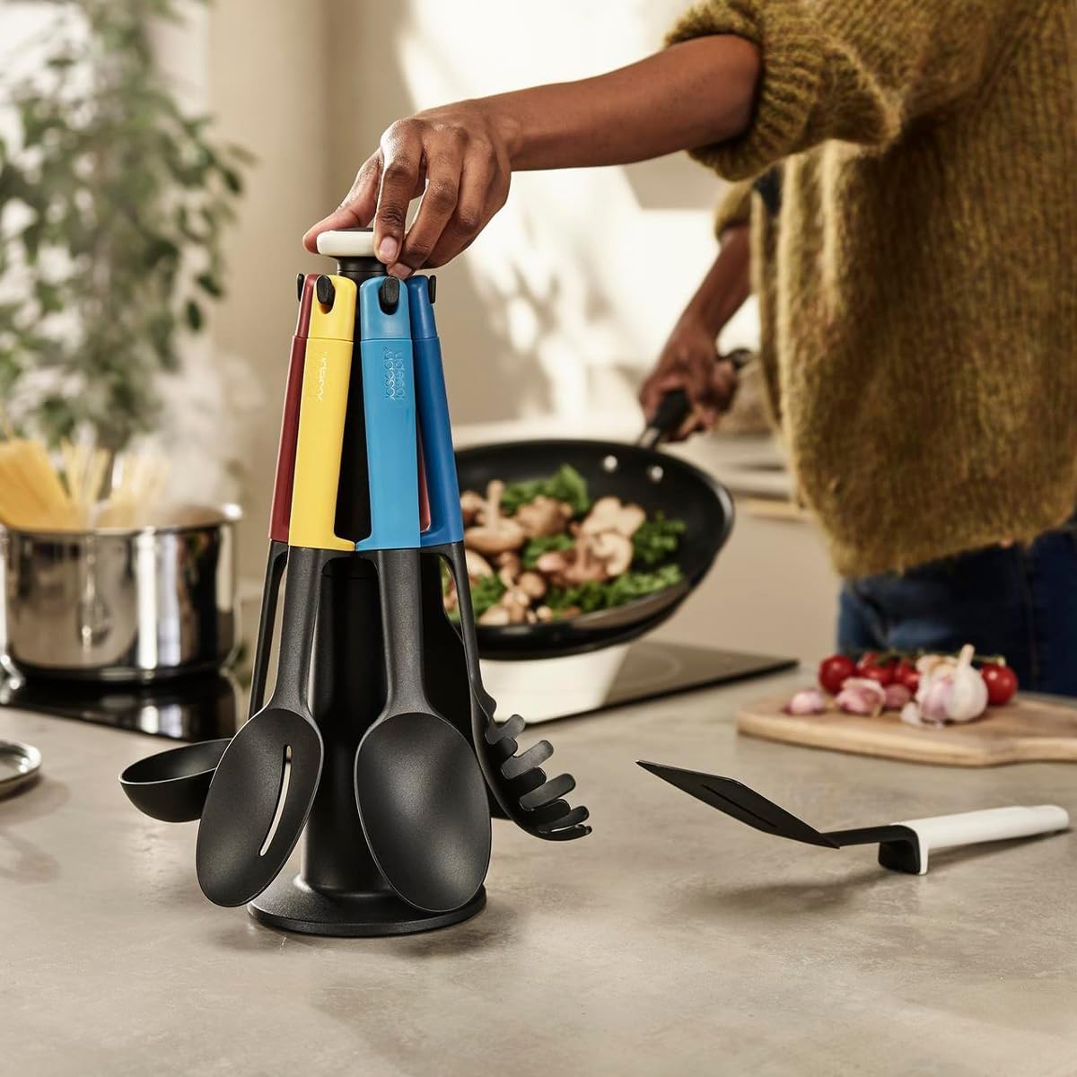 Joseph Joseph Elevate - Kitchen tools & gadgets Carousel 6-Piece Utensil Set with rotating stand, Ergonomic silicone handles, non stick head- Blue Multicolour - View 2